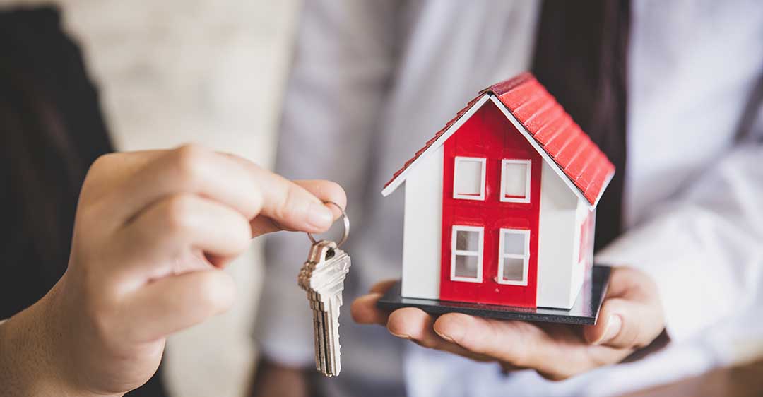 woman holding keys, man holding miniature house, ways to hold real estate title for probate in florida